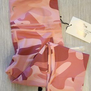 Pink Camo Pocket Light n Tight Hi-Rise Capris 20"